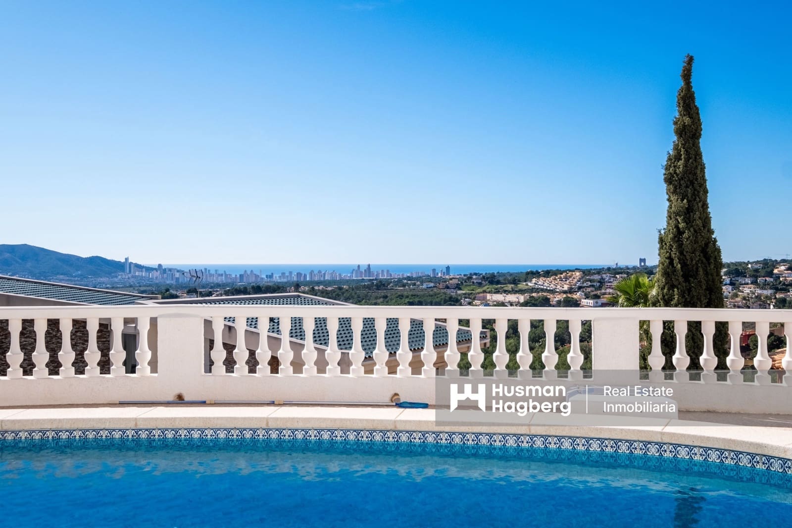 5 makuuhuone Huvila myytävänä paikassa Alfaz del Pi / L'Alfas del Pi mukana uima-altaan - 1 350 000 € (Ref: 9772626)