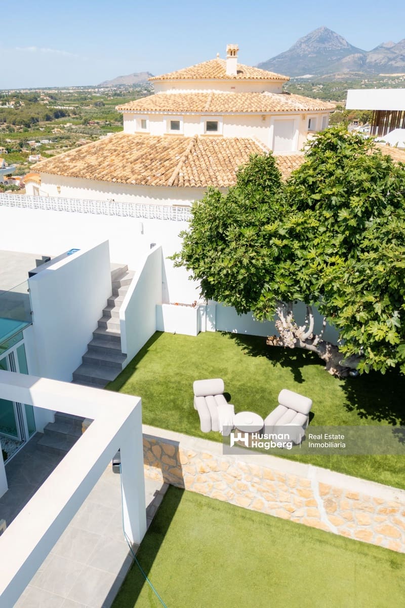 3 bedroom Villa for sale in Altea with pool - € 2,675,000 (Ref: 9931208)