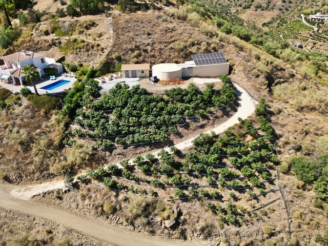 3 chambre Villa/Maison à vendre à Sayalonga avec piscine garage - 875 000 € (Ref: 10121069)