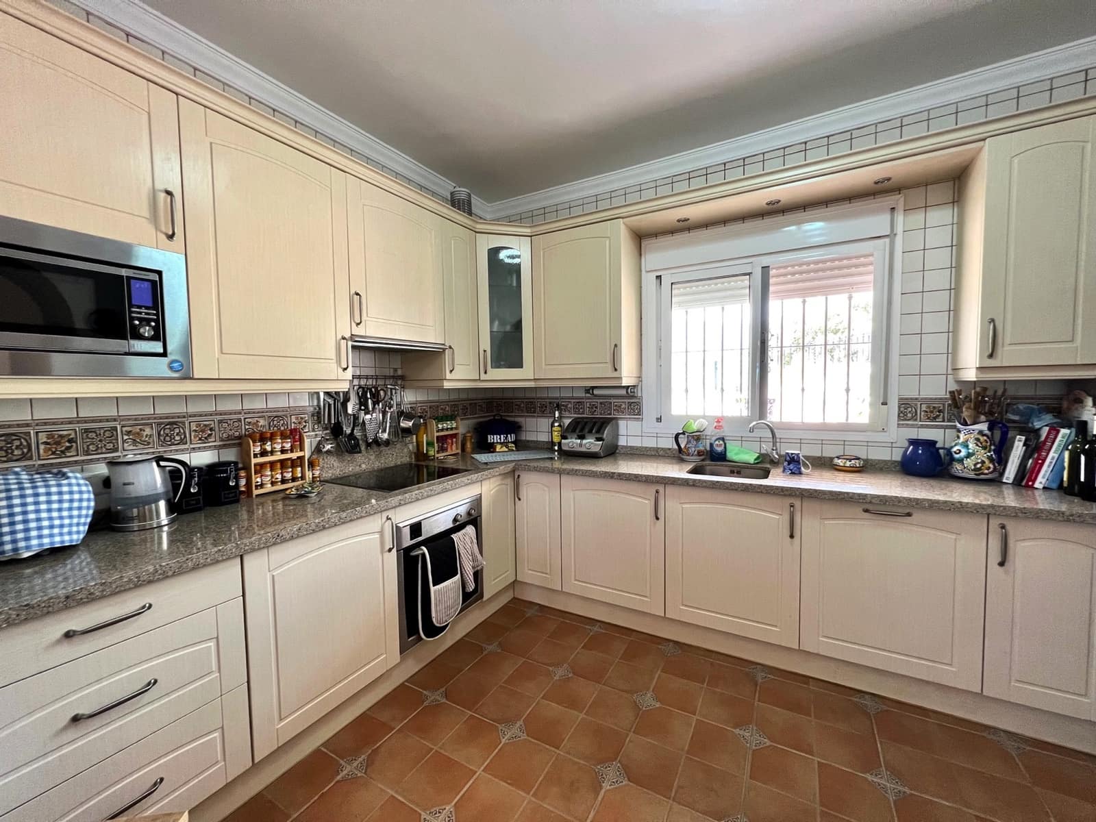 5 soveværelse Villa til salg i Alcaucin med swimmingpool garage - € 425.000 (Ref: 6999699)