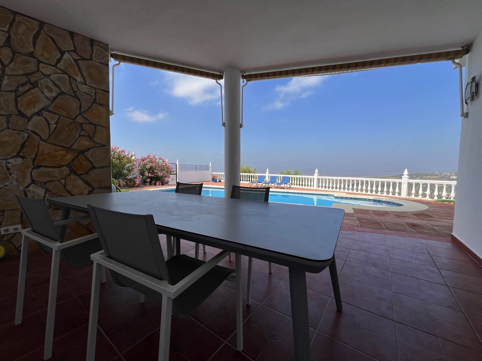 4 sypialnia Willa na sprzedaż w Alcaucin z basenem garażem - 360 000 € (Ref: 8334902)