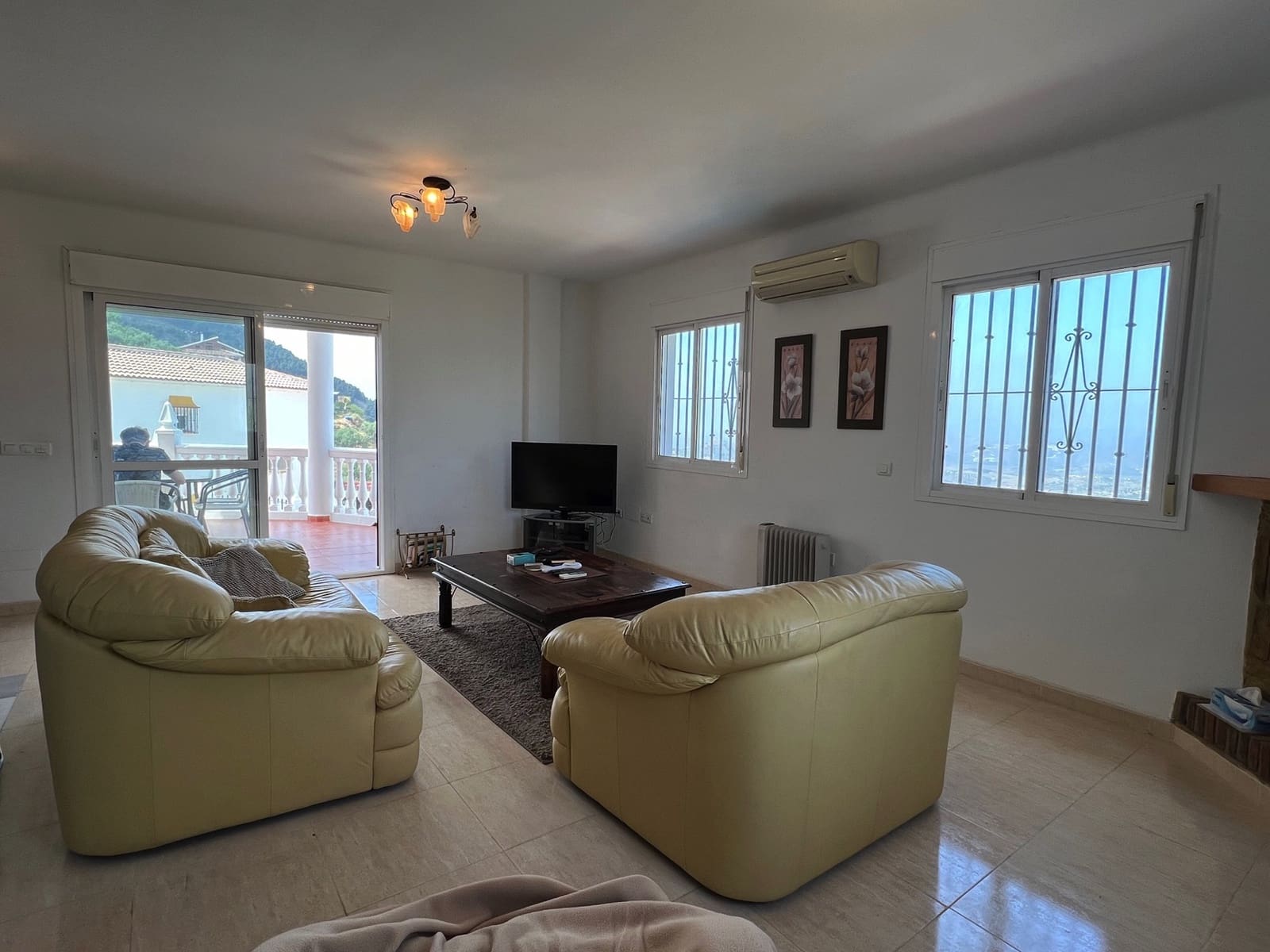 4 sypialnia Willa na sprzedaż w Alcaucin z basenem garażem - 360 000 € (Ref: 8334902)