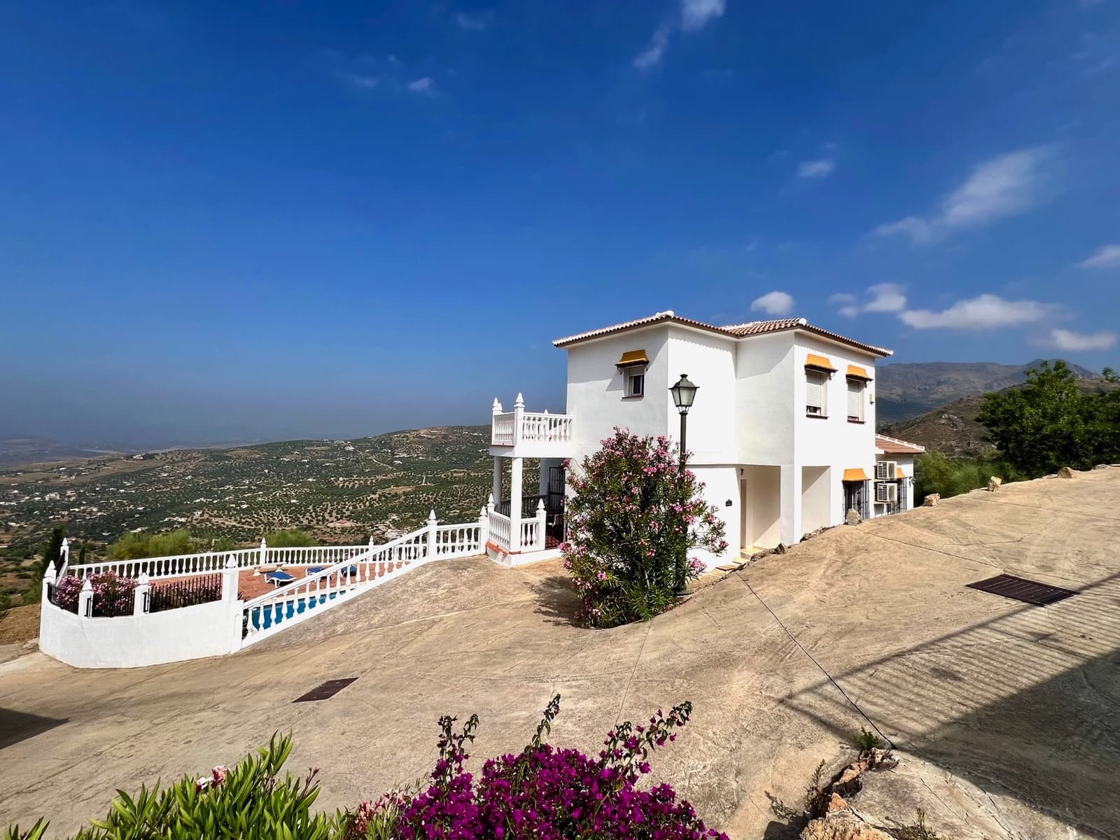 4 sypialnia Willa na sprzedaż w Alcaucin z basenem garażem - 360 000 € (Ref: 8334902)