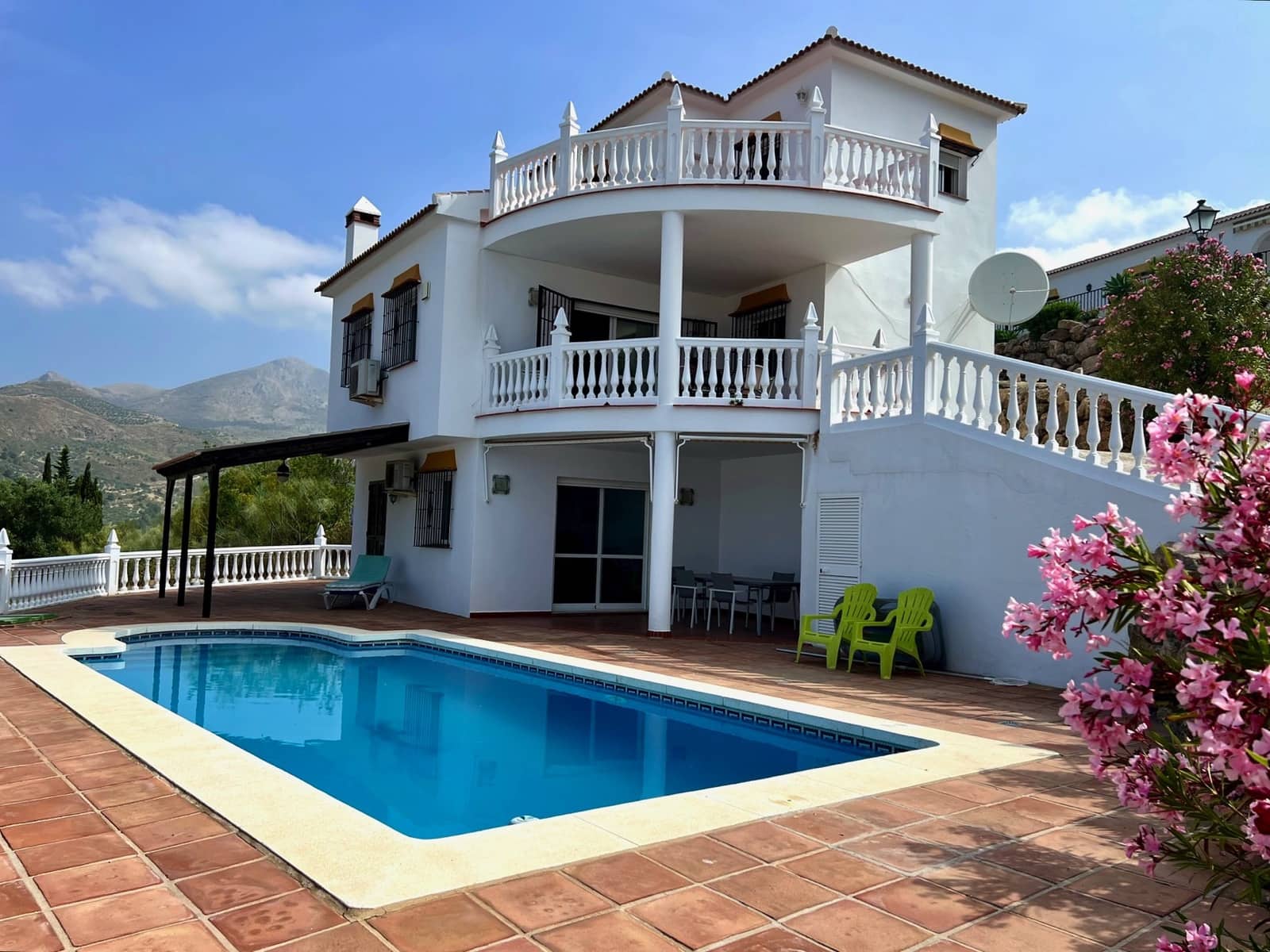 4 sypialnia Willa na sprzedaż w Alcaucin z basenem garażem - 360 000 € (Ref: 8334902)