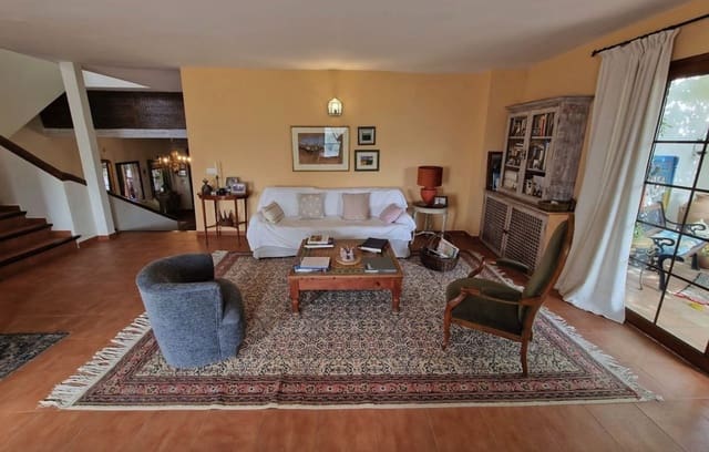 11 soverom Kommersiell til salgs i Alcaucín med svømmebasseng garasje - € 1 270 000 (Ref: 8474455)