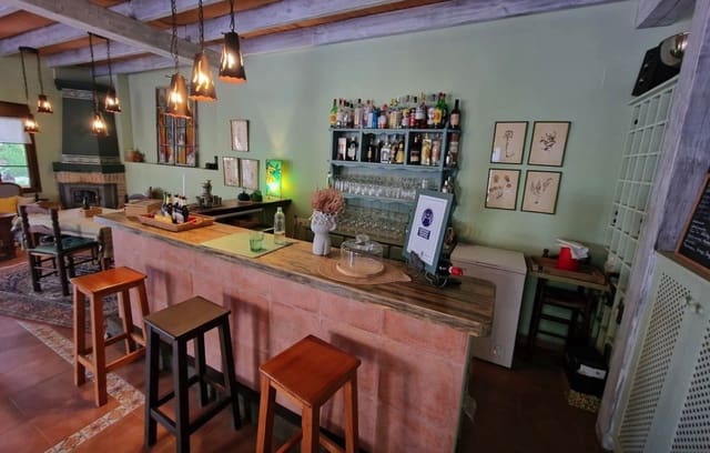 11 soverom Kommersiell til salgs i Alcaucín med svømmebasseng garasje - € 1 270 000 (Ref: 8474455)