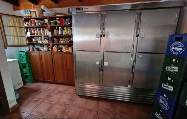 11 soverom Kommersiell til salgs i Alcaucín med svømmebasseng garasje - € 1 270 000 (Ref: 8474455)