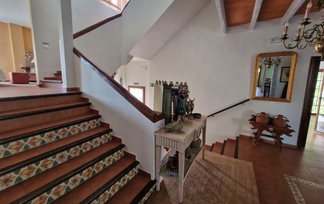 11 soverom Kommersiell til salgs i Alcaucín med svømmebasseng garasje - € 1 270 000 (Ref: 8474455)