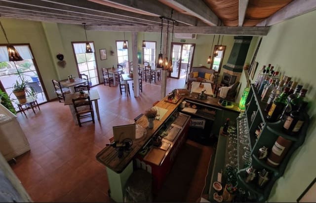 11 soverom Kommersiell til salgs i Alcaucín med svømmebasseng garasje - € 1 270 000 (Ref: 8474455)