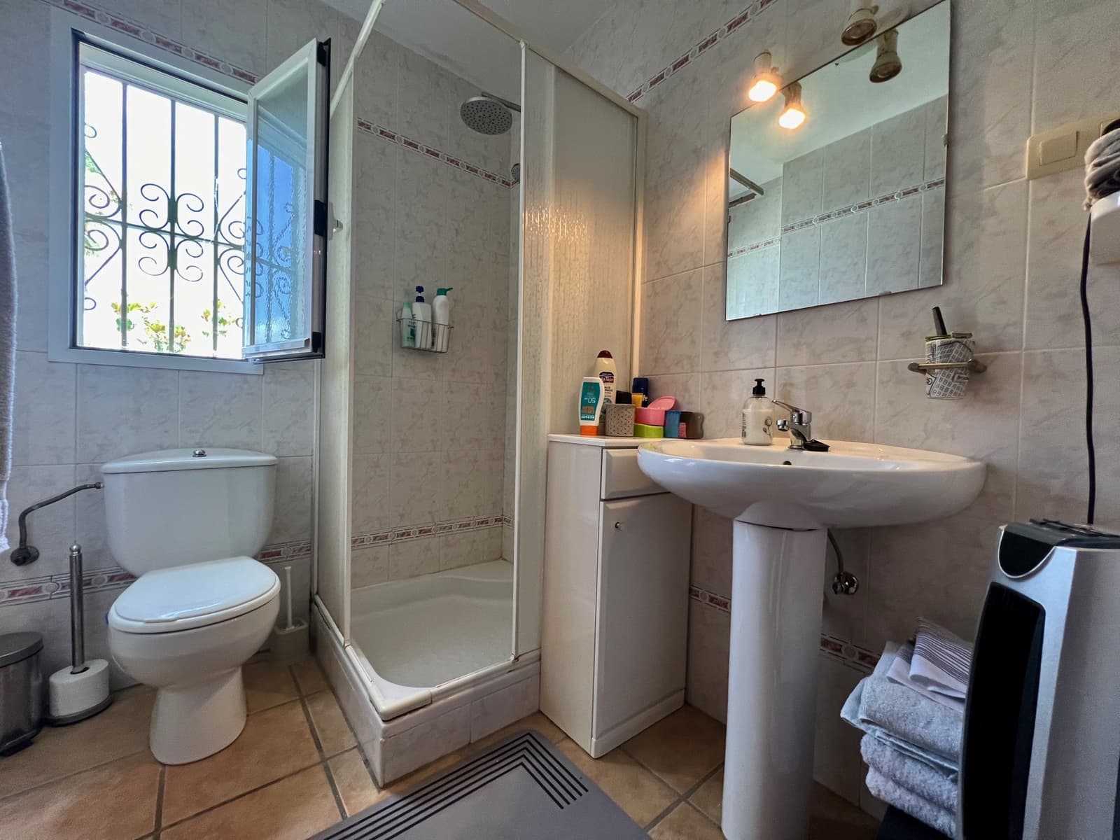 3 soveværelse Villa til salg i Vinuela med swimmingpool garage - € 364.000 (Ref: 9115558)