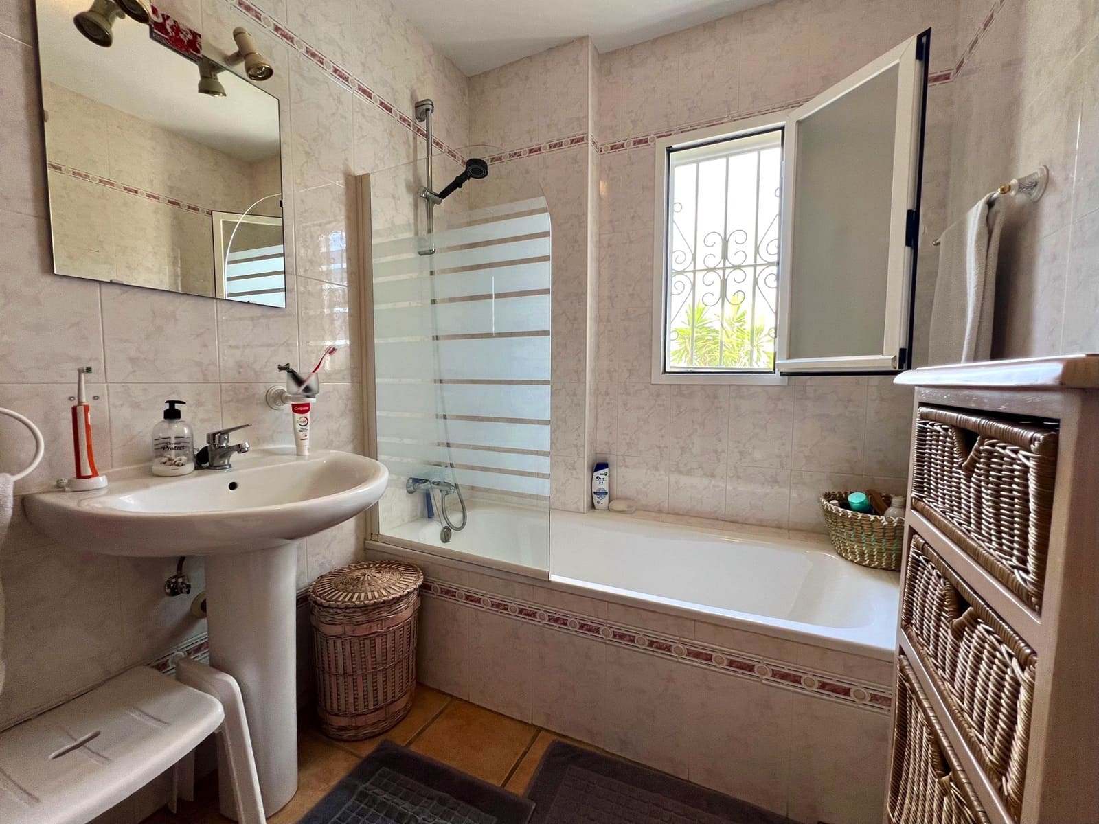 3 soveværelse Villa til salg i Vinuela med swimmingpool garage - € 364.000 (Ref: 9115558)