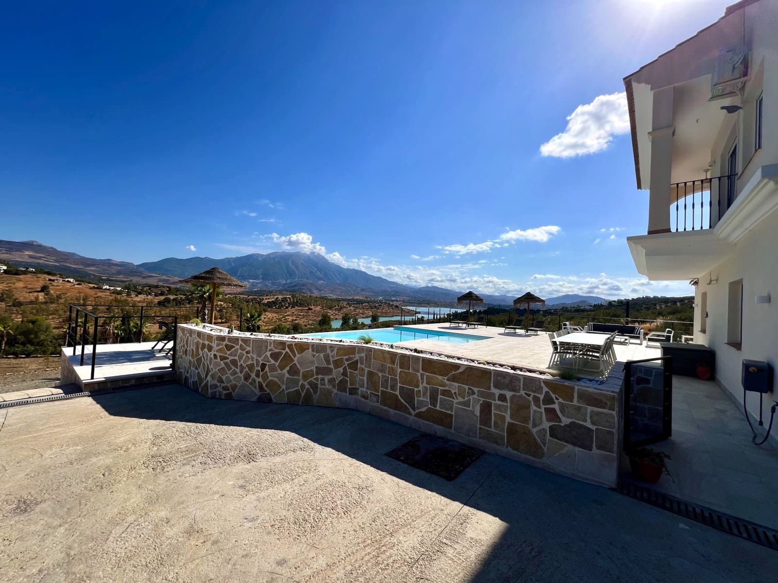 4 soveværelse Villa til salg i Vinuela med swimmingpool garage - € 795.000 (Ref: 9265582)