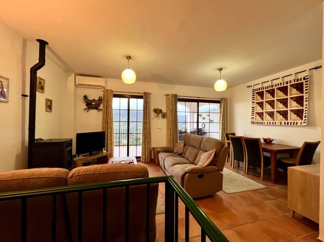 3 Zimmer Reihenhaus zu verkaufen in Alcaucín mit Pool Garage - 219.000 € (Ref: 9578189)