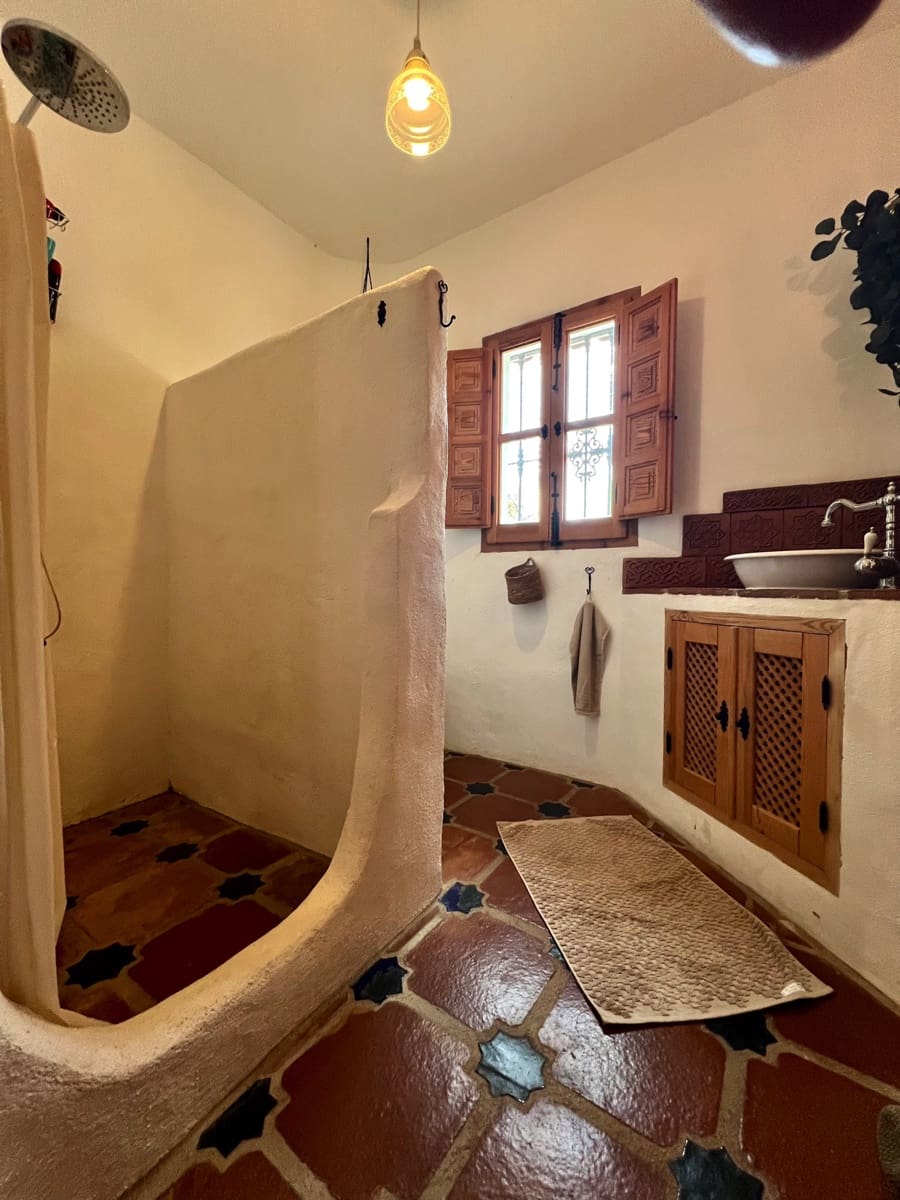 4 bedroom Villa for sale in Alcaucin with pool - € 439,000 (Ref: 9639751)