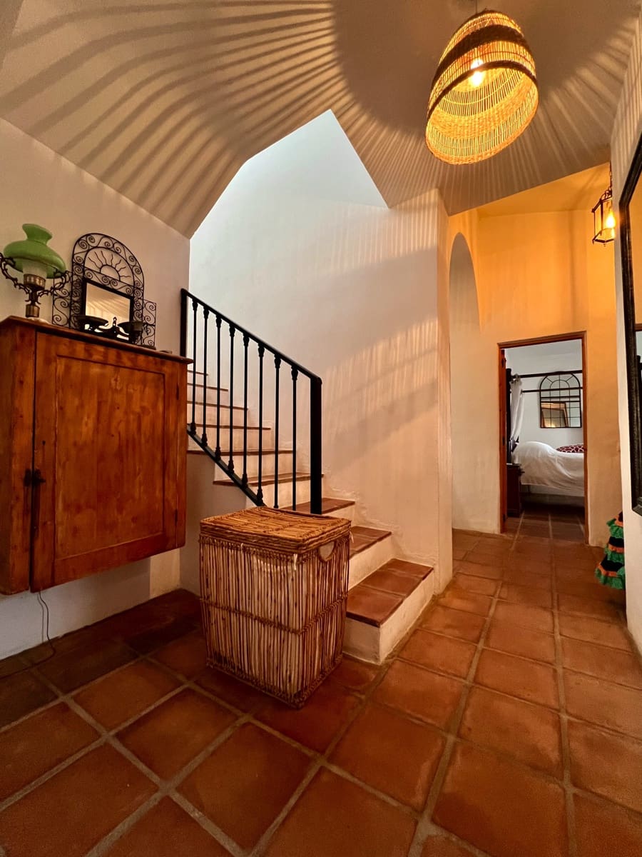 4 bedroom Villa for sale in Alcaucin with pool - € 439,000 (Ref: 9639751)