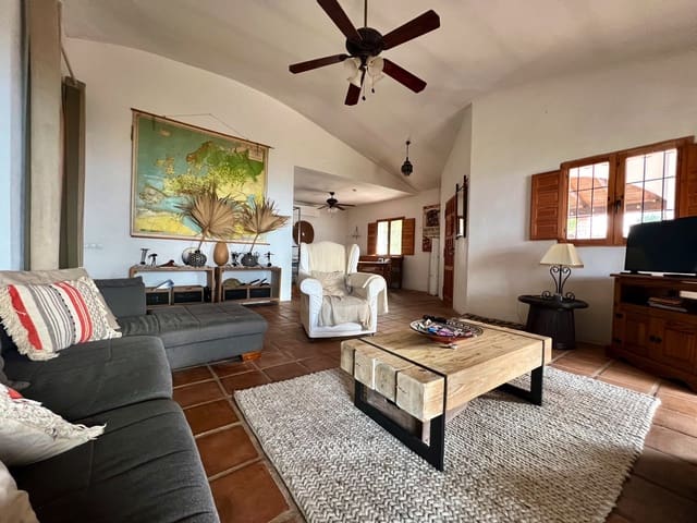 4 bedroom Villa for sale in Alcaucín with pool - € 439,000 (Ref: 9639751)