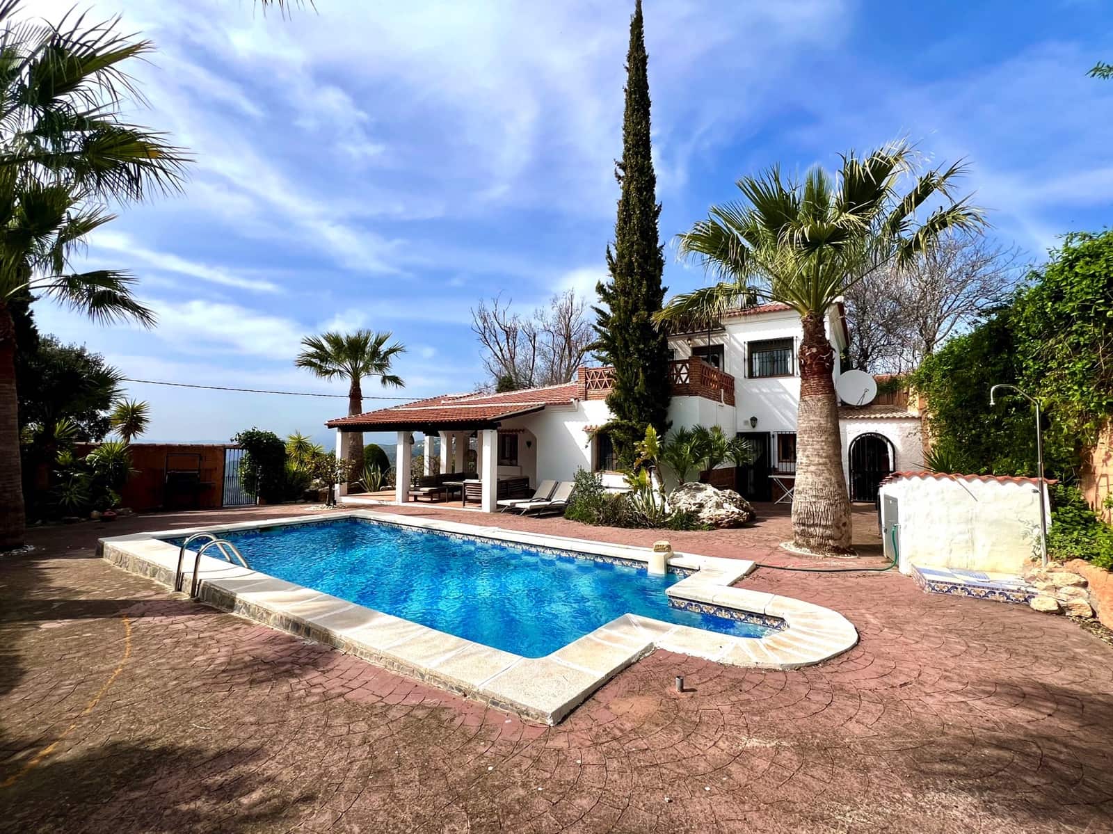 4 bedroom Villa for sale in Alcaucin with pool - € 439,000 (Ref: 9639751)