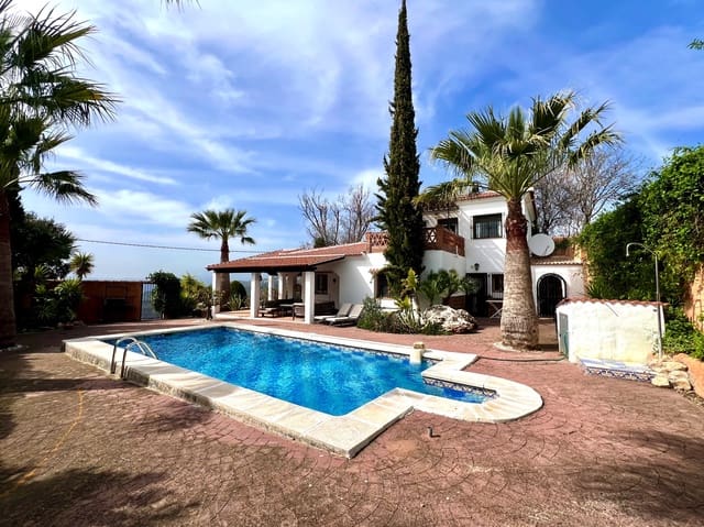 4 bedroom Villa for sale in Alcaucín with pool - € 439,000 (Ref: 9639751)