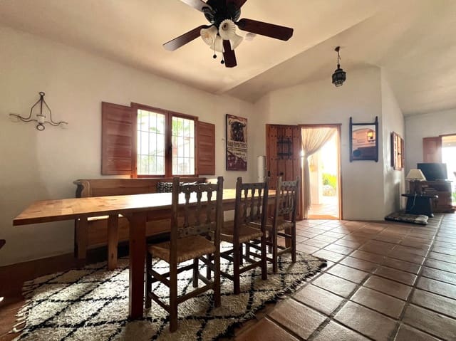 4 bedroom Villa for sale in Alcaucín with pool - € 439,000 (Ref: 9639751)