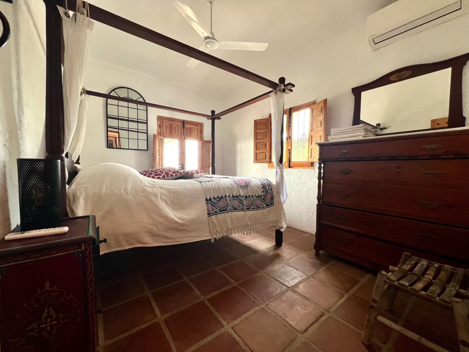 4 bedroom Villa for sale in Alcaucin with pool - € 439,000 (Ref: 9639751)