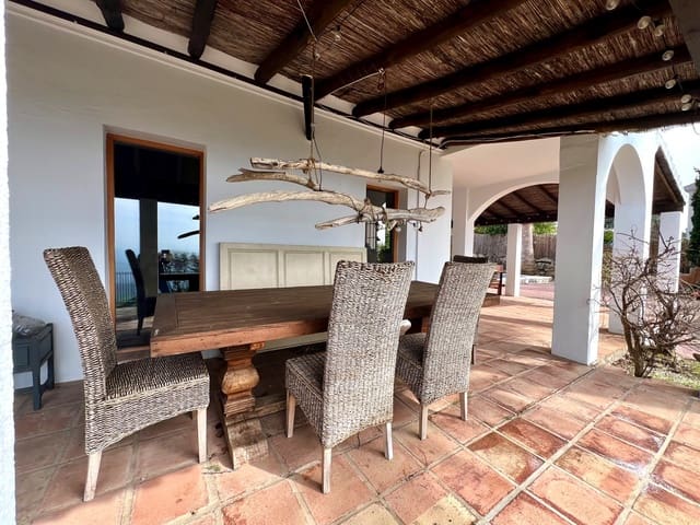 4 bedroom Villa for sale in Alcaucín with pool - € 439,000 (Ref: 9639751)