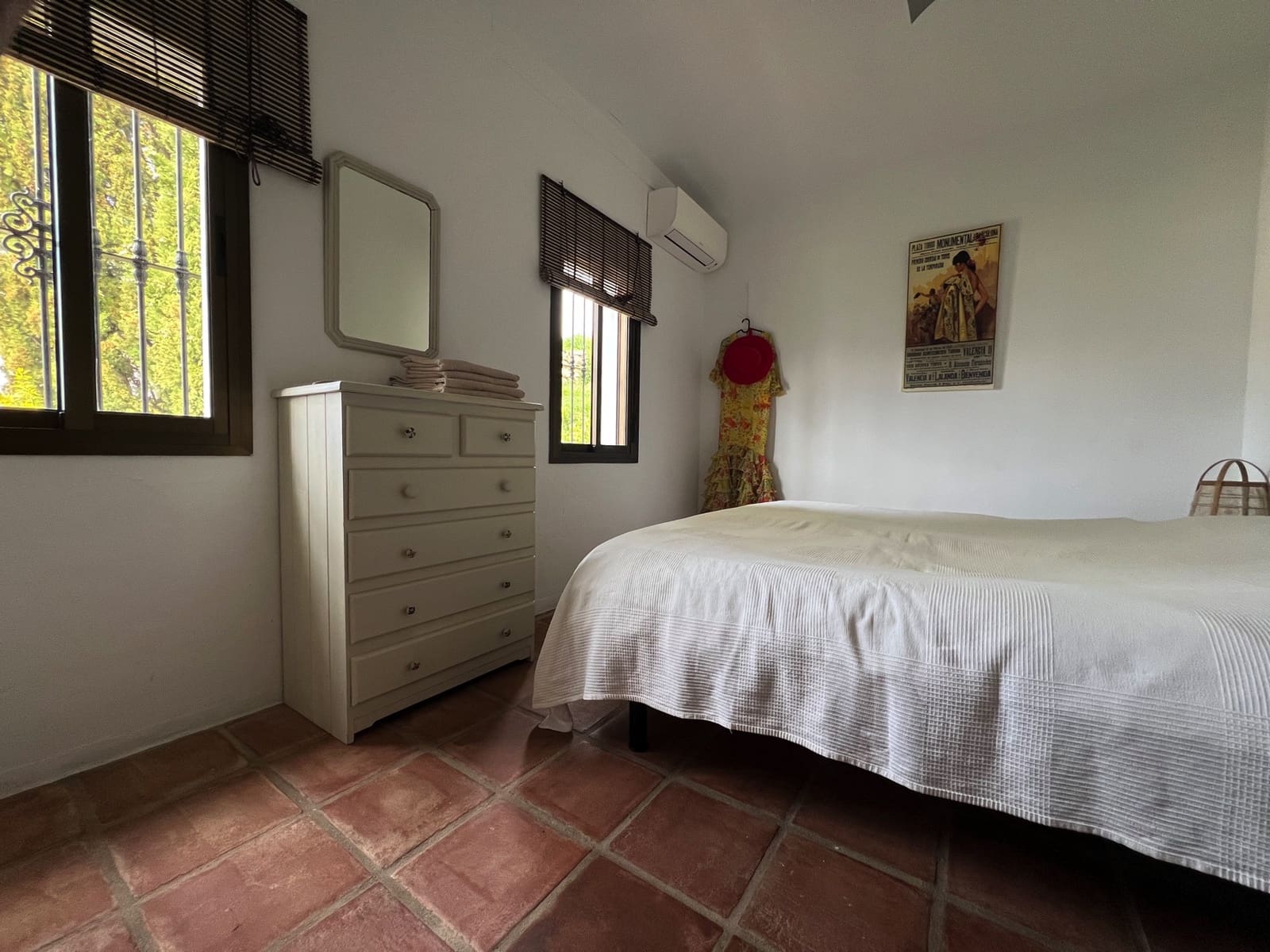 4 bedroom Villa for sale in Alcaucin with pool - € 439,000 (Ref: 9639751)