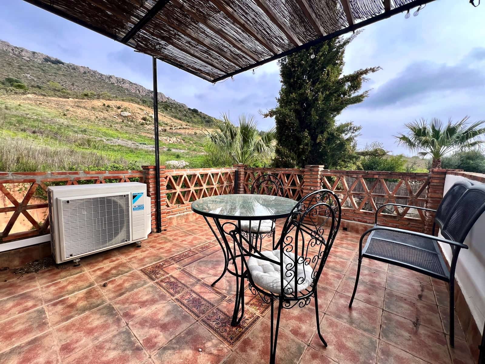 4 bedroom Villa for sale in Alcaucin with pool - € 439,000 (Ref: 9639751)