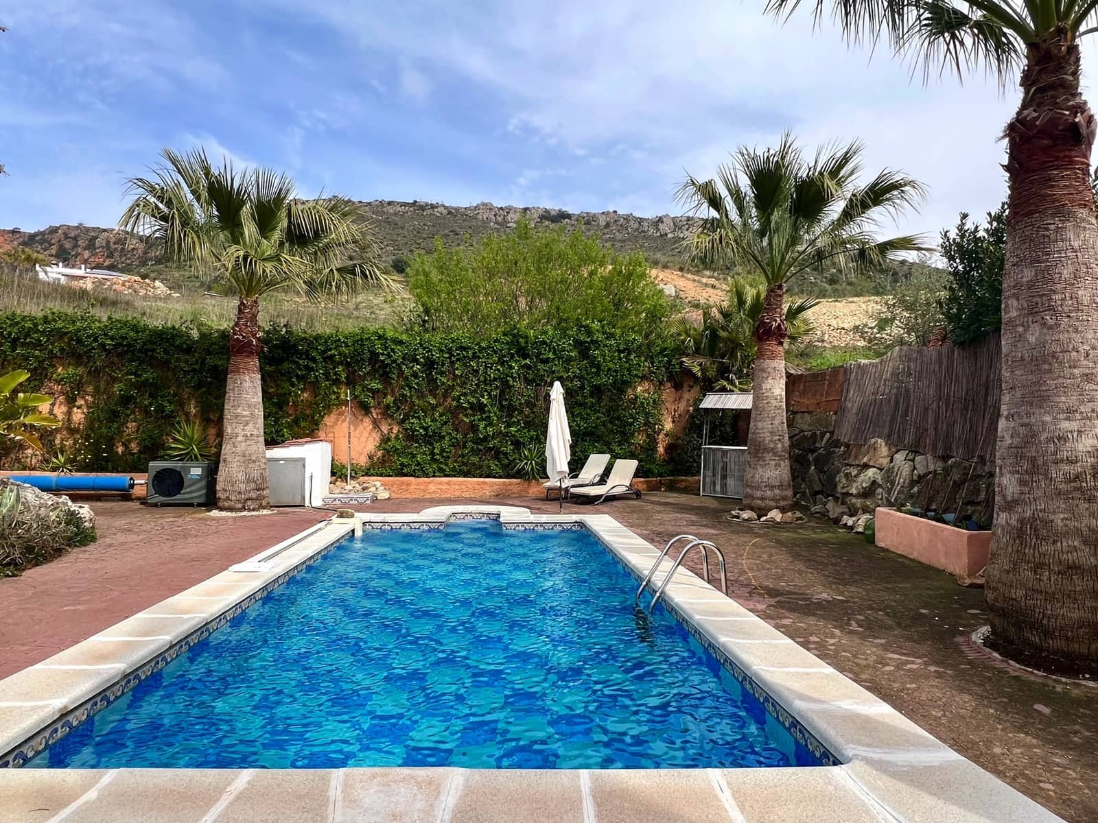 4 bedroom Villa for sale in Alcaucin with pool - € 439,000 (Ref: 9639751)