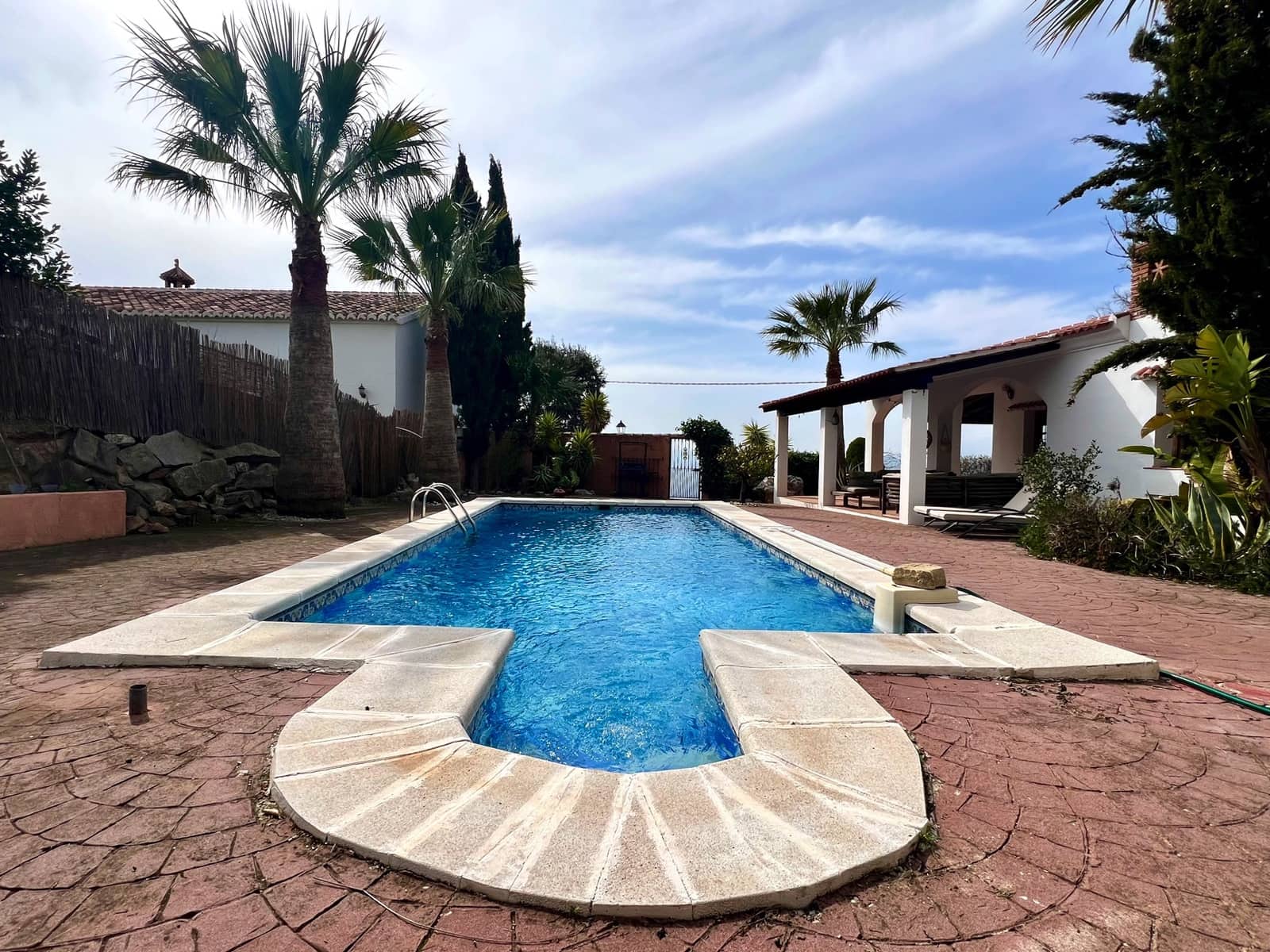 4 bedroom Villa for sale in Alcaucin with pool - € 439,000 (Ref: 9639751)