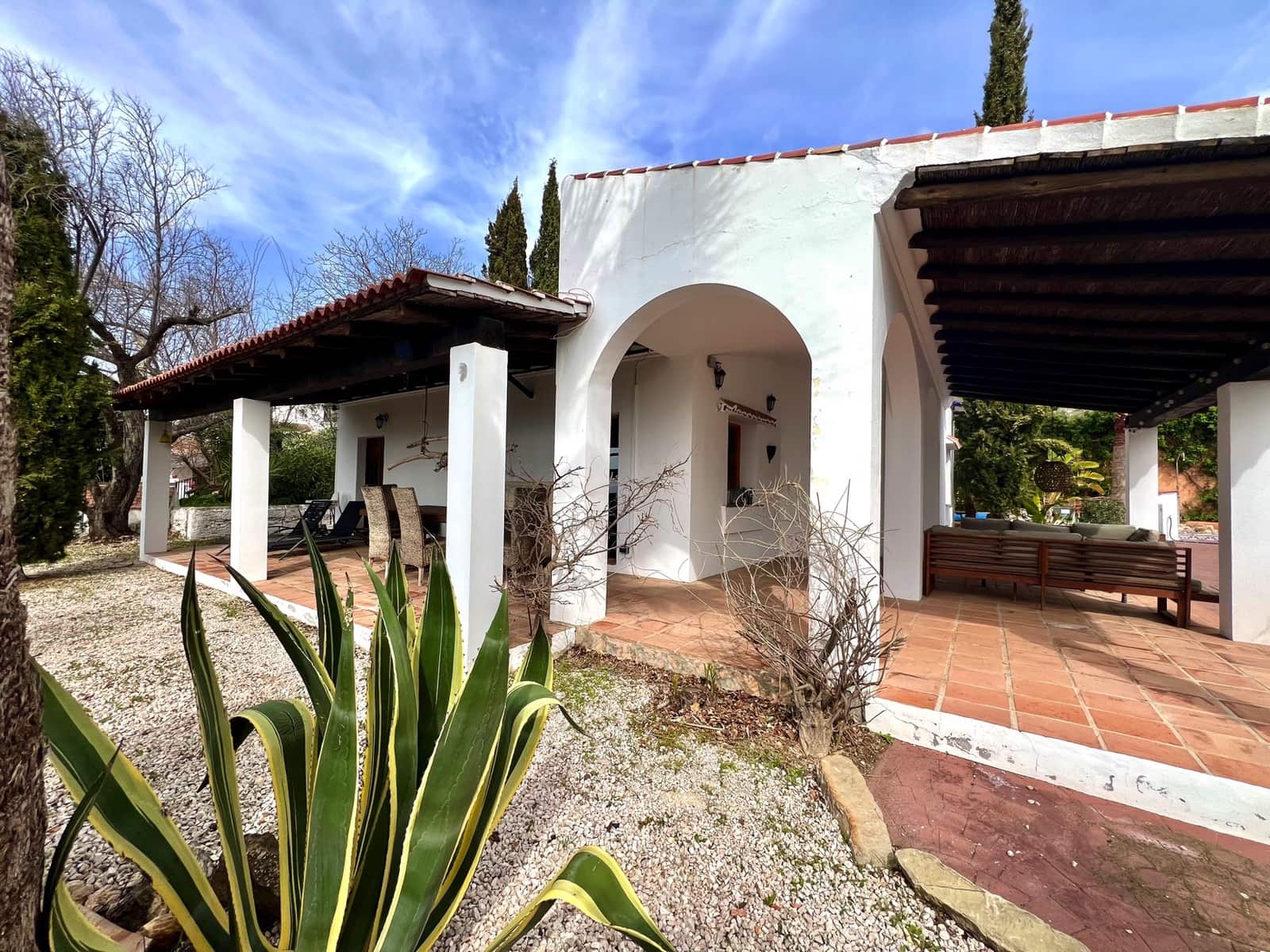 4 bedroom Villa for sale in Alcaucin with pool - € 439,000 (Ref: 9639751)