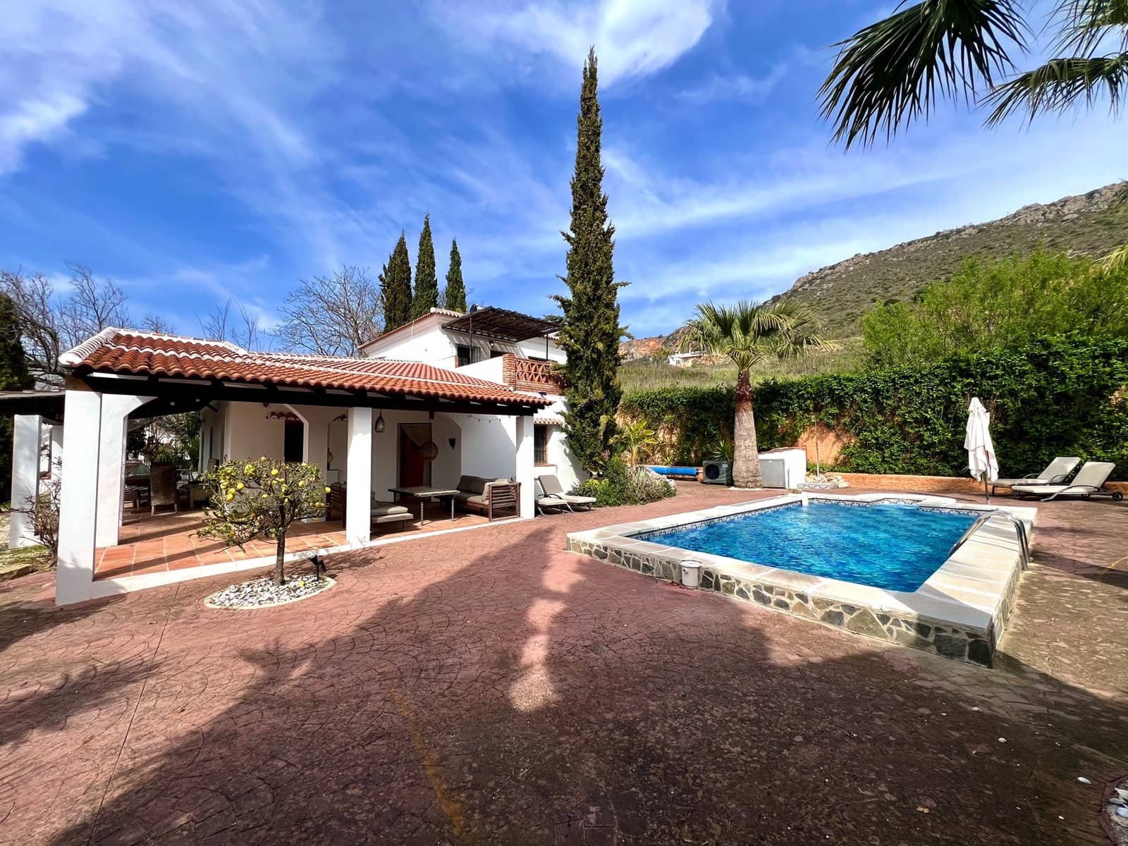 4 bedroom Villa for sale in Alcaucin with pool - € 439,000 (Ref: 9639751)