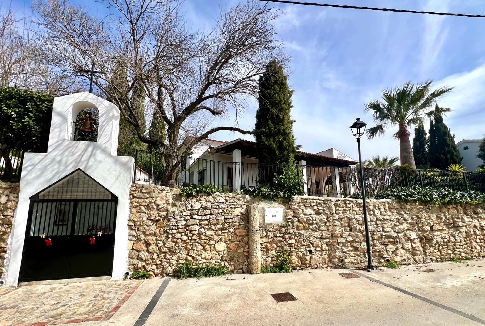 4 bedroom Villa for sale in Alcaucin with pool - € 439,000 (Ref: 9639751)