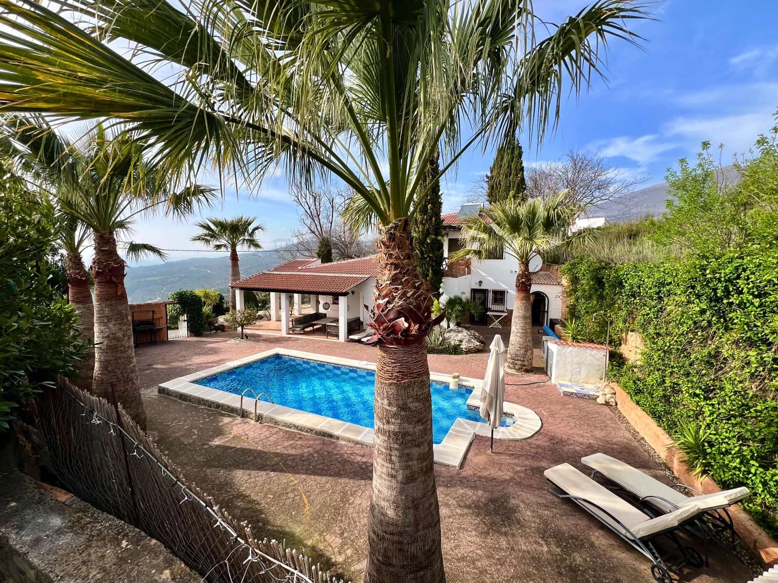 4 bedroom Villa for sale in Alcaucin with pool - € 439,000 (Ref: 9639751)