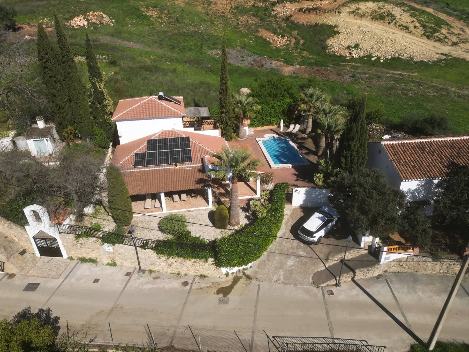 4 bedroom Villa for sale in Alcaucin with pool - € 425,000 (Ref: 9639751)