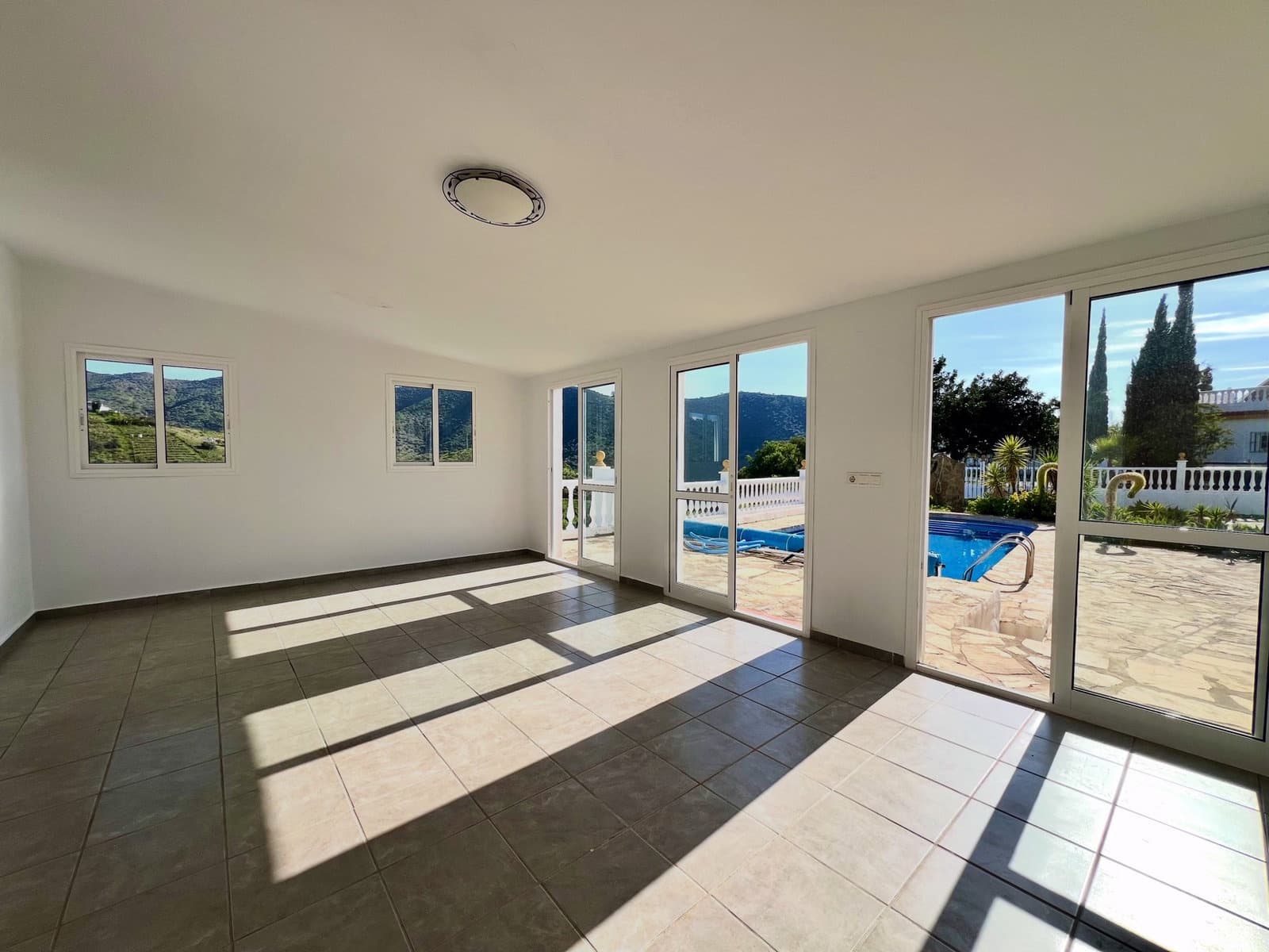 Chalet de 4 habitaciones en Canillas de Aceituno en venta con piscina garaje - 449.000 € (Ref: 9720964)