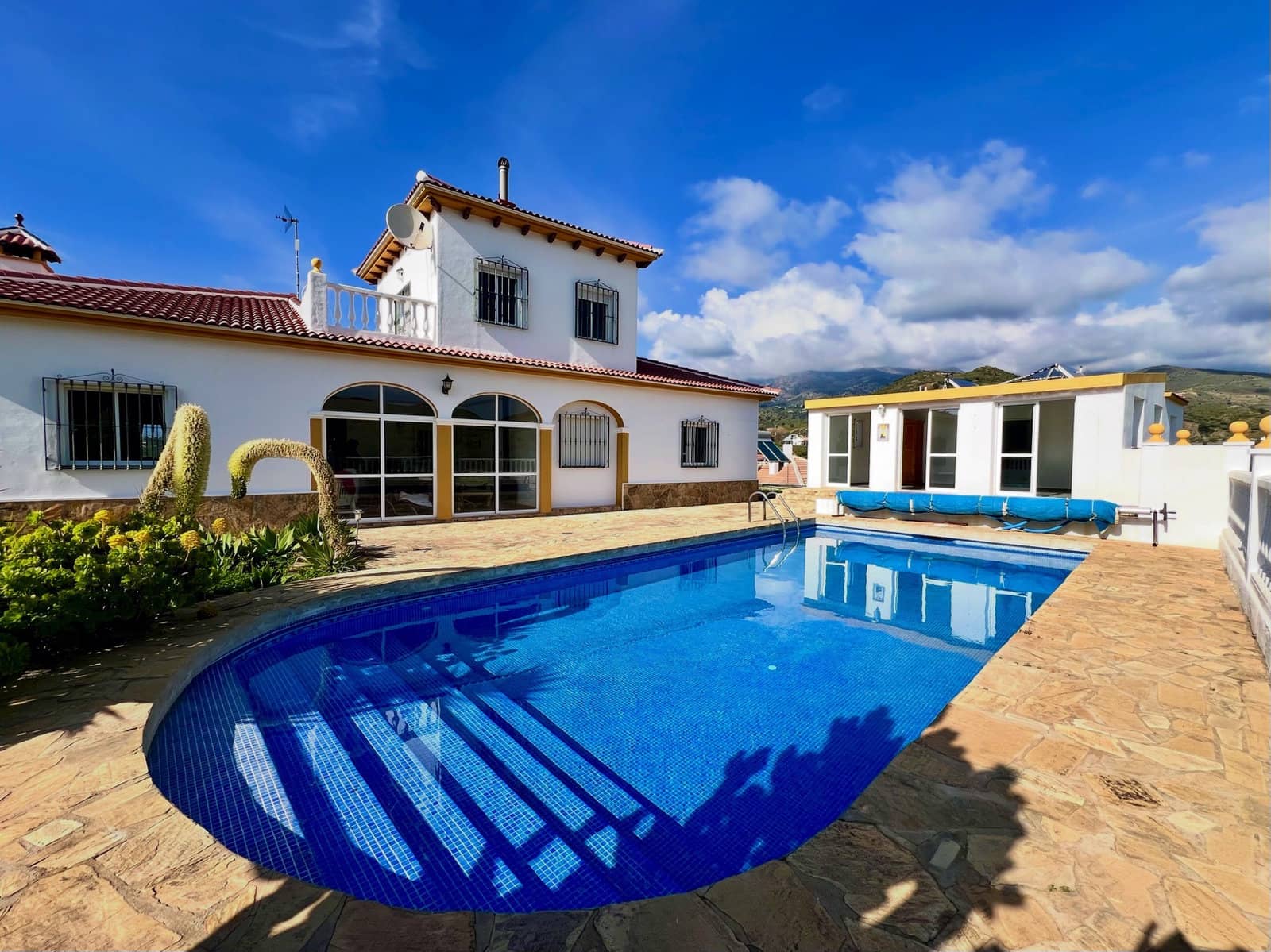 Chalet de 4 habitaciones en Canillas de Aceituno en venta con piscina garaje - 449.000 € (Ref: 9720964)