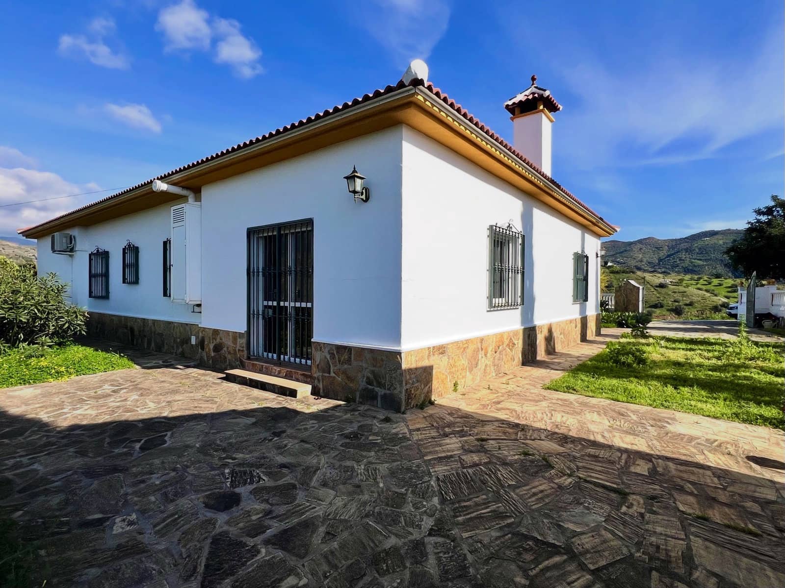 Chalet de 4 habitaciones en Canillas de Aceituno en venta con piscina garaje - 449.000 € (Ref: 9720964)