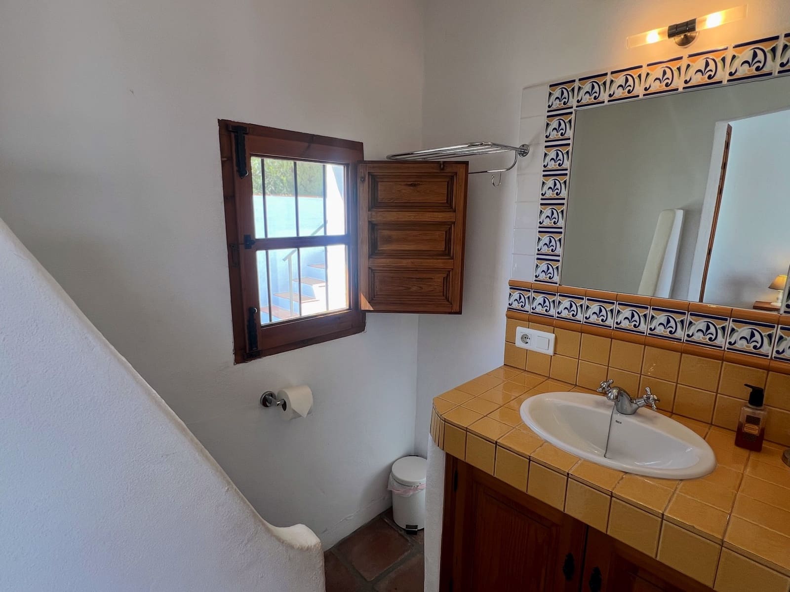 6 makuuhuone Huvila myytävänä paikassa Vinuela mukana uima-altaan 
autotalli - 849 000 € (Ref: 9729477)