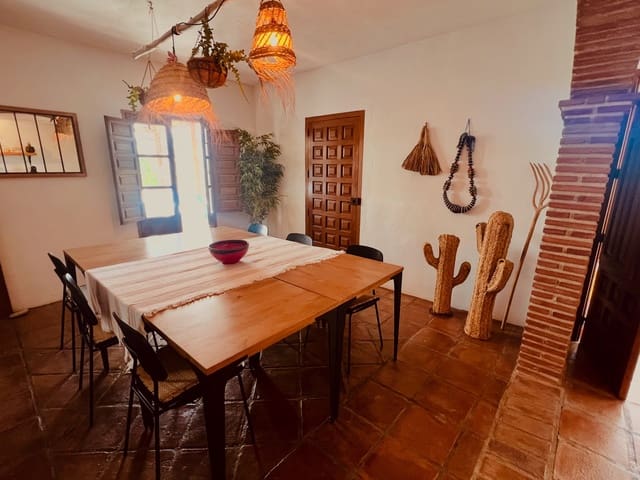 Chalet de 6 habitaciones en Viñuela en venta con piscina garaje - 849.000 € (Ref: 9729477)