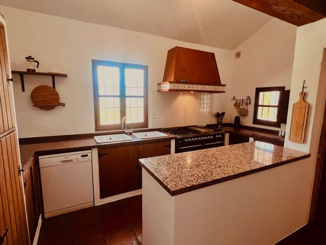 Chalet de 6 habitaciones en Viñuela en venta con piscina garaje - 849.000 € (Ref: 9729477)