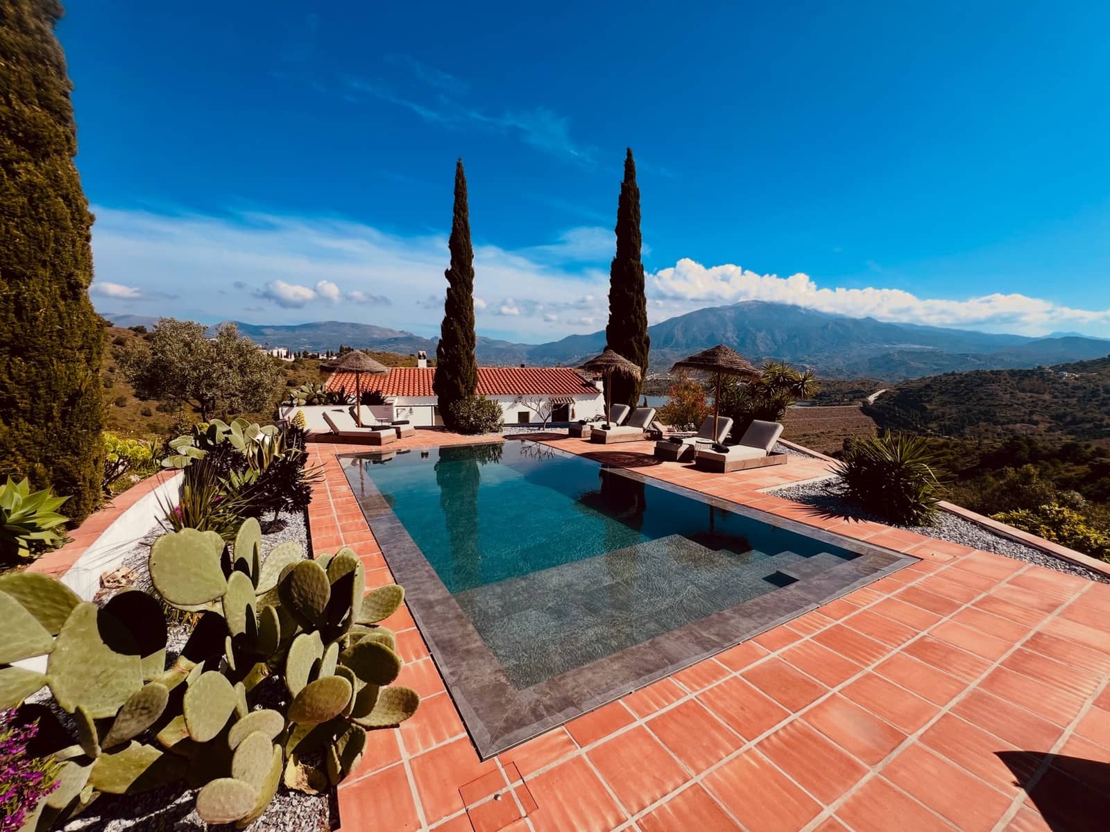 6 makuuhuone Huvila myytävänä paikassa Vinuela mukana uima-altaan 
autotalli - 849 000 € (Ref: 9729477)