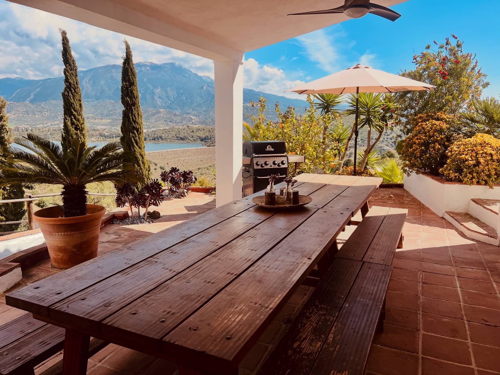 6 makuuhuone Huvila myytävänä paikassa Vinuela mukana uima-altaan 
autotalli - 849 000 € (Ref: 9729477)