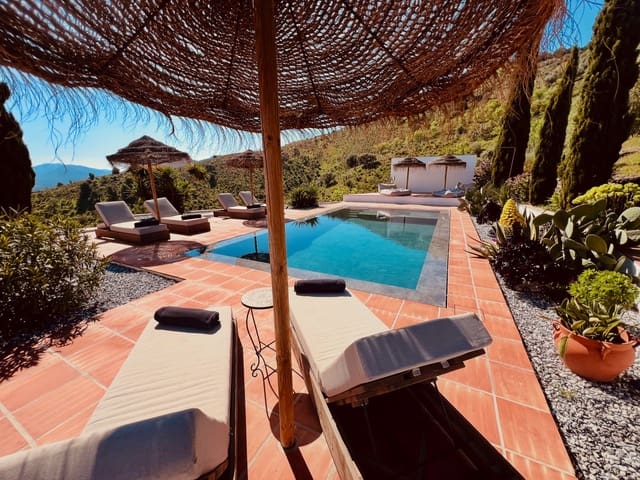 Chalet de 6 habitaciones en Viñuela en venta con piscina garaje - 849.000 € (Ref: 9729477)