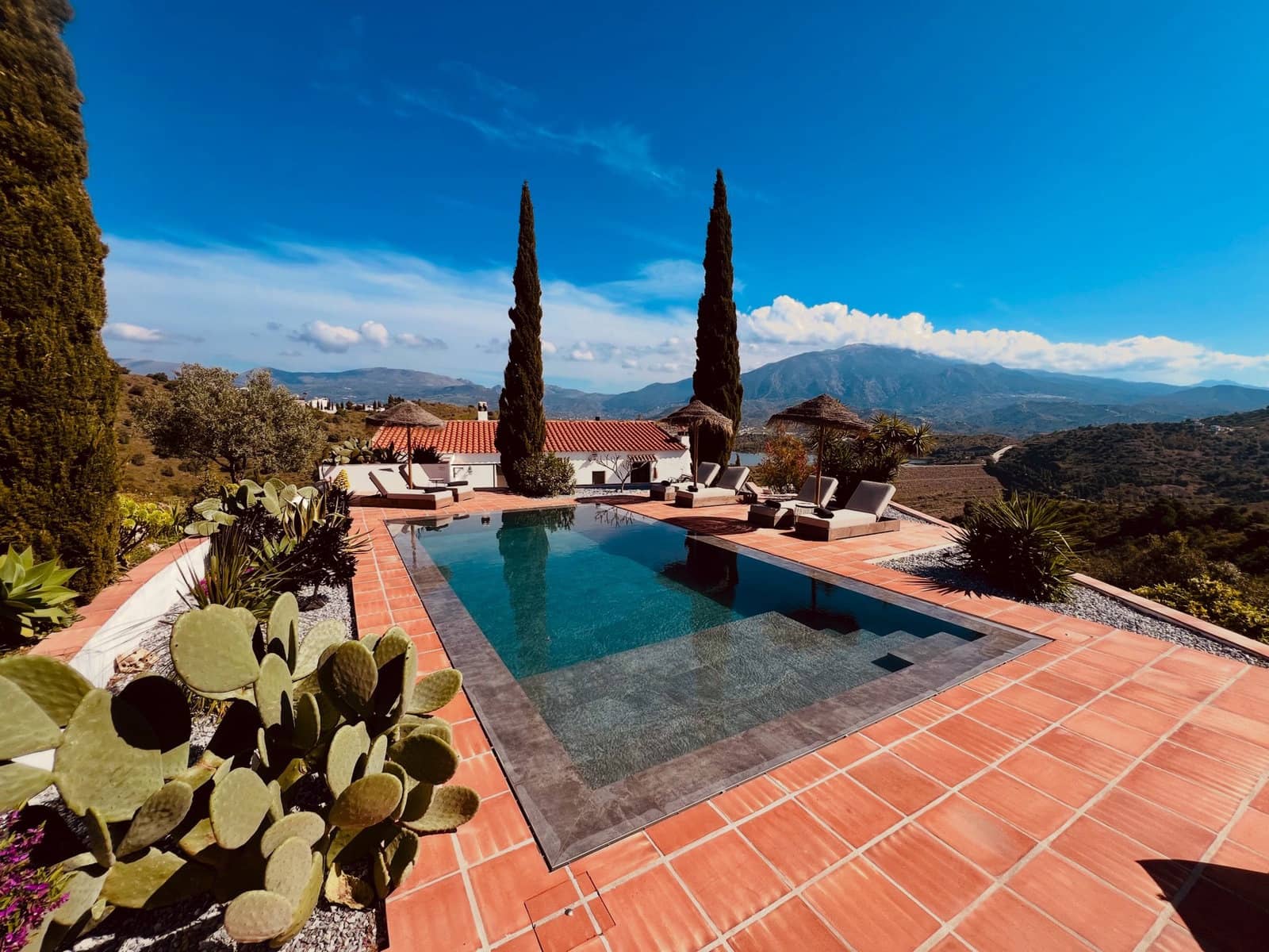 6 bedroom Villa for sale in Vinuela with pool garage - € 849,000 (Ref: 9729477)