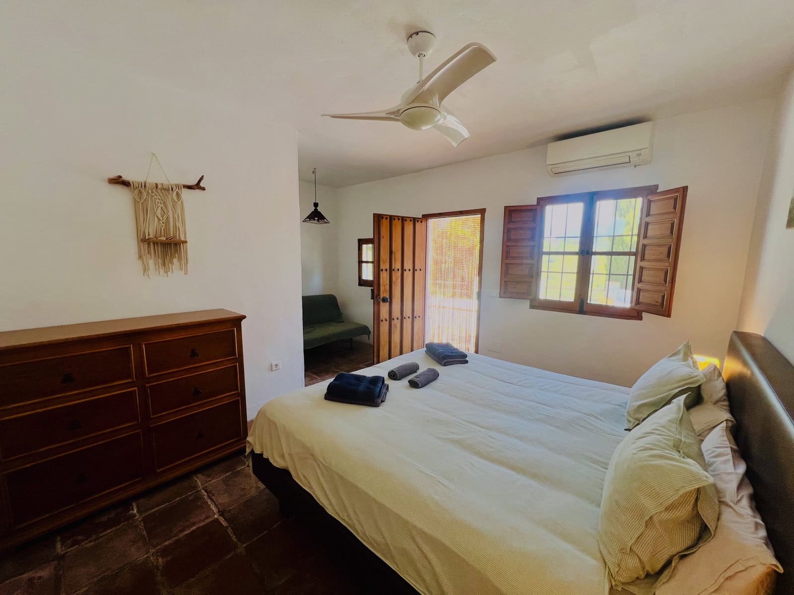 6 bedroom Villa for sale in Vinuela with pool garage - € 849,000 (Ref: 9729477)