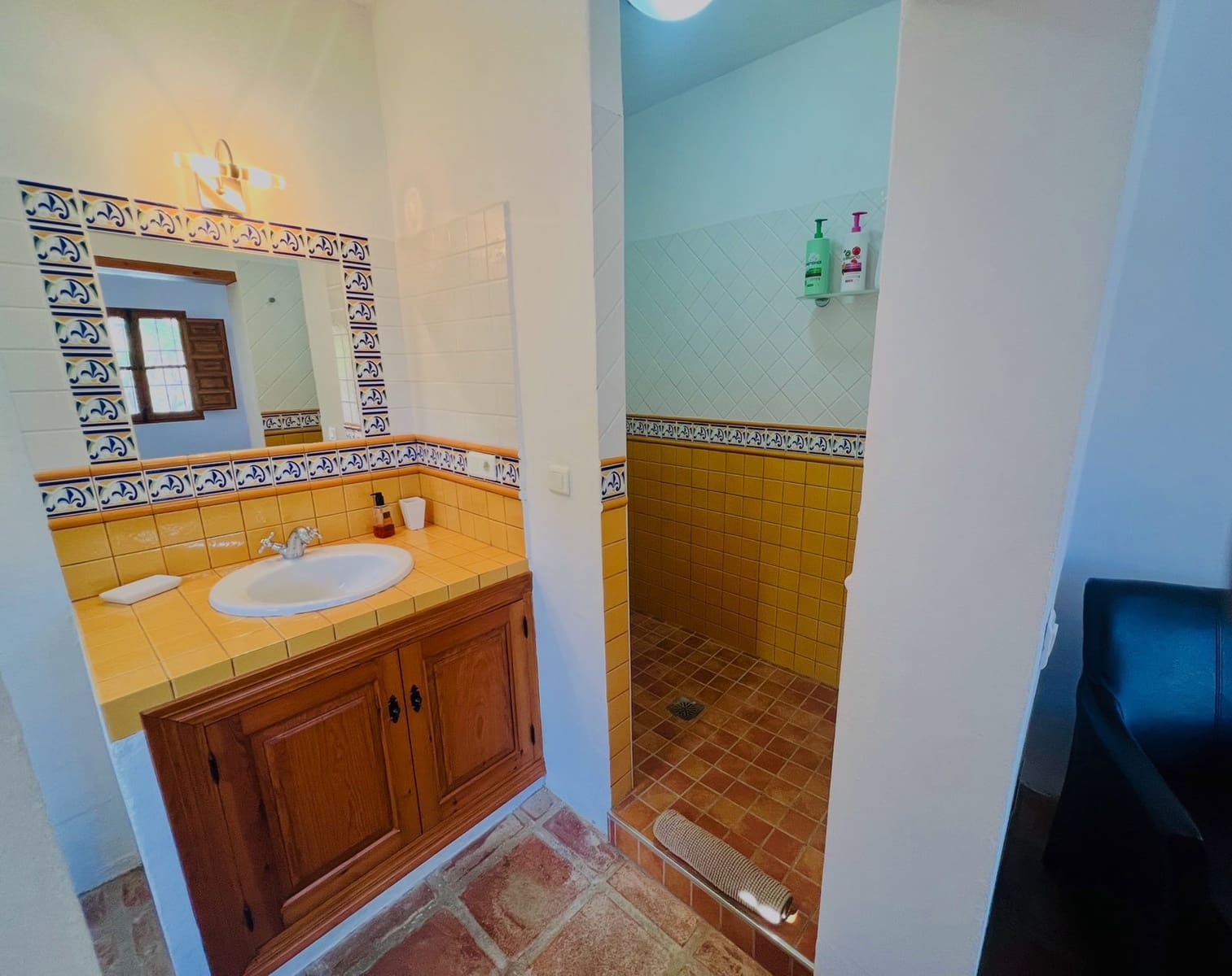 6 bedroom Villa for sale in Vinuela with pool garage - € 849,000 (Ref: 9729477)