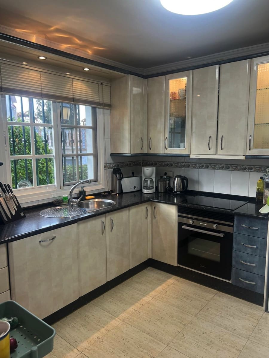 4 soveværelse Villa til salg i Caleta de Velez med swimmingpool garage - € 669.000 (Ref: 9795520)