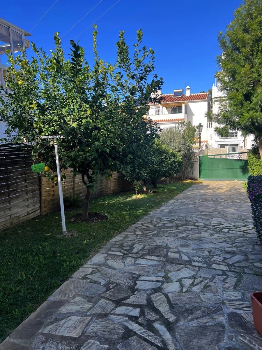 4 soveværelse Villa til salg i Caleta de Velez med swimmingpool garage - € 669.000 (Ref: 9795520)