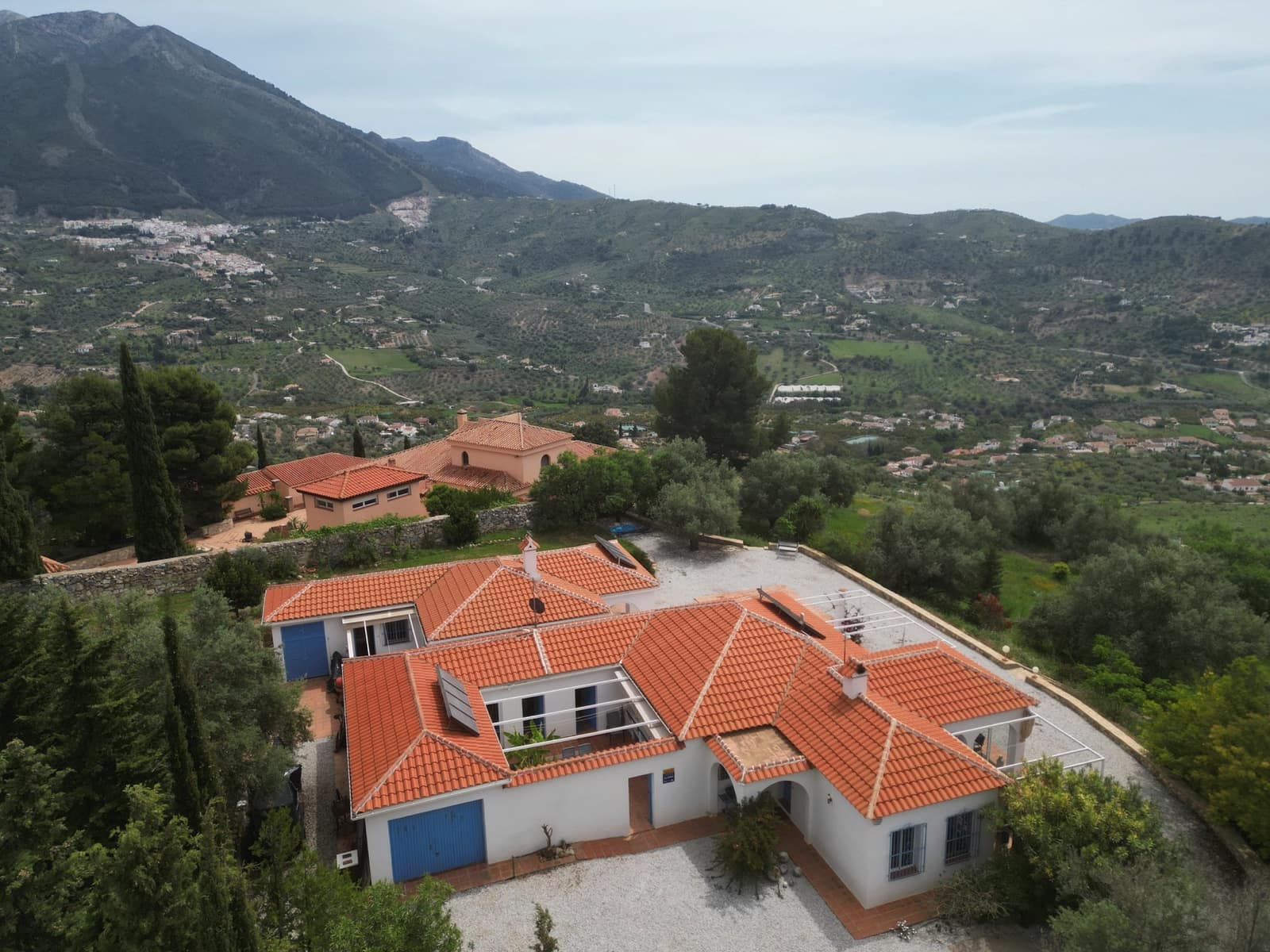 Chalet de 6 habitaciones en Alcaucín en venta con piscina garaje - 525.000 € (Ref: 9805586)