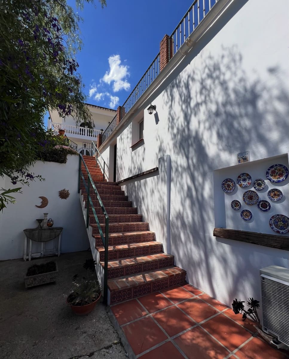 5 slaapkamer Villa te koop in Alcaucin met zwembad garage - € 695.000 (Ref: 9853053)
